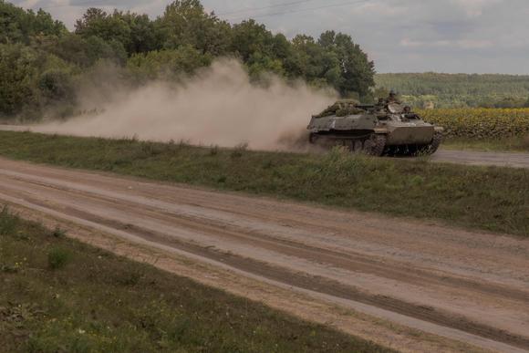 Des militaires ukrainiens dans un MT-LB, un véhicule de combat d’infanterie d’origine soviétique, dans la région de Soumy, le 11 août 2024.