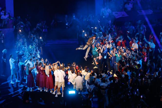 Tom Cruise descend du ciel, lors de la cérémonie de clôture des Jeux olympiques, au Stade de France, à Saint-Denis, le 11 août 2024.