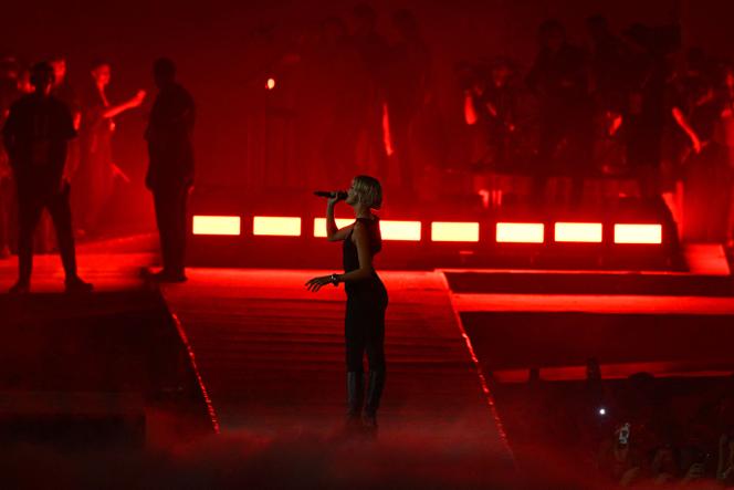Belgian singer Angèle, during the closing ceremony of the Olympic Games, at the Stade de France, in Saint-Denis (Seine-Saint-Denis), on August 11, 2024.