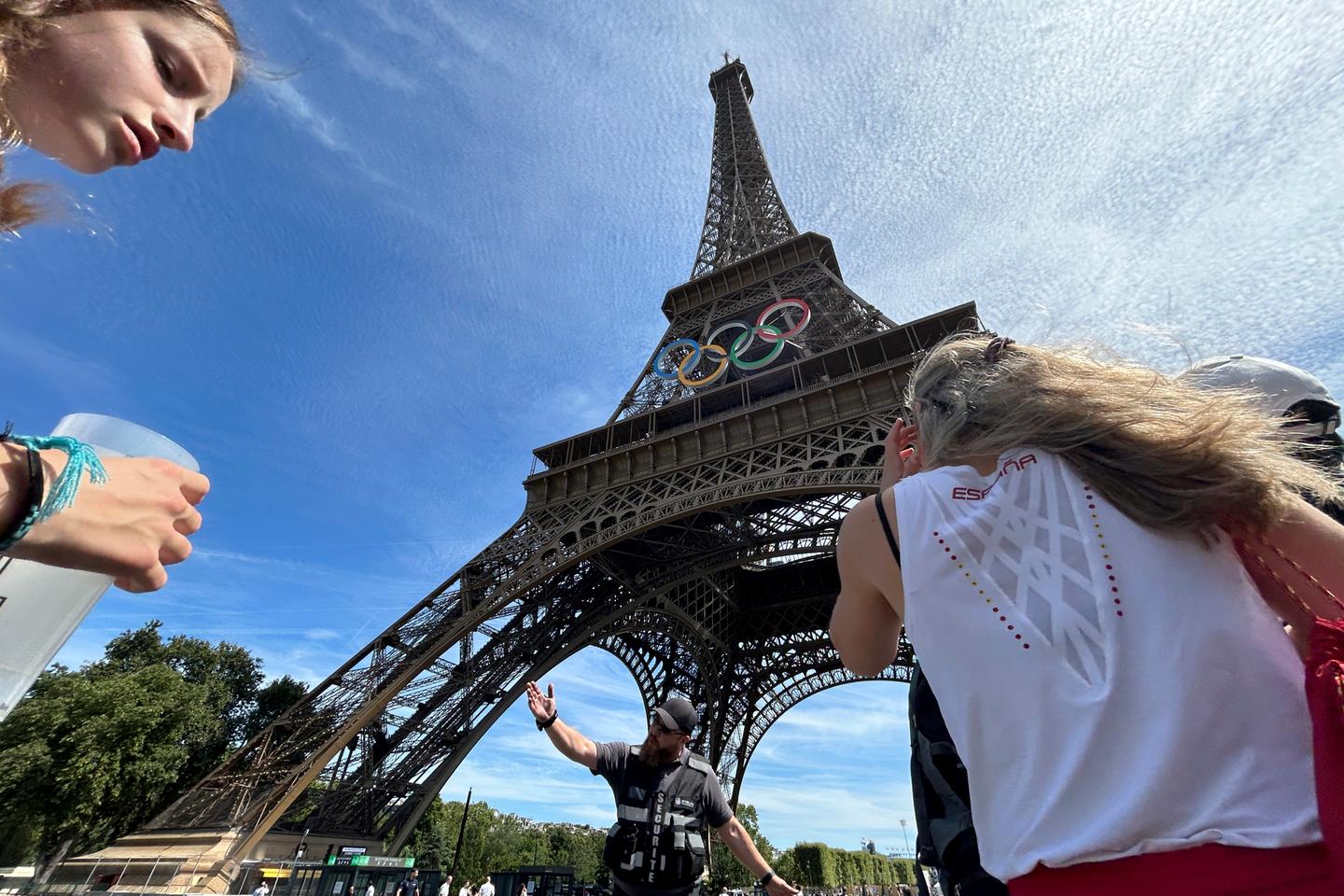 Authorities investigate British man who climbed Eiffel Tower