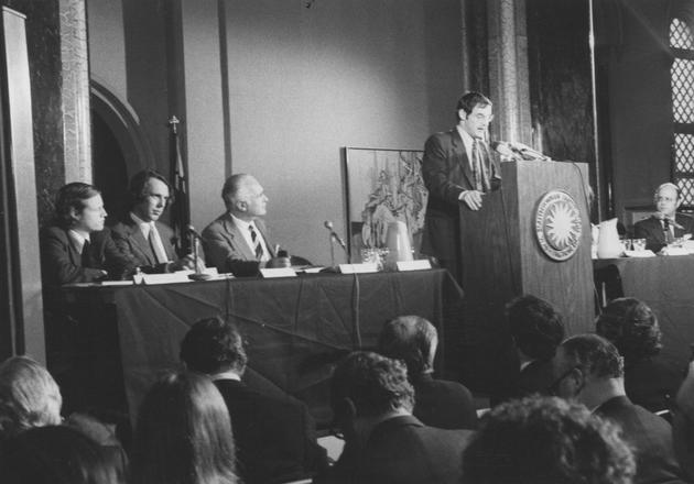 At a presentation of the Meadows Report at the Smithsonian, Washington, March 2, 1972. From left to right: William Behrens Ill, Jorgen Randers, Aurelio Peccei, Dennis Meadows, Donella Meadows (hidden by the lectern) and William Dietel.