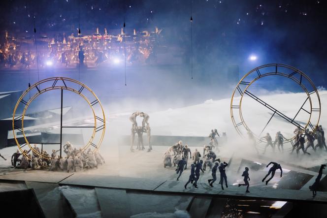 Des danseurs masqués, le 11 août 2024, lors de la cérémonie de clôture des Jeux olympiques de Paris, au Stade de France, à Saint-Denis (Seine-Saint-Denis).