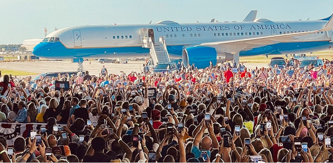 Donald Trump heeft de communicatieteams van Kamala Harris ervan beschuldigd een van de foto's van haar aankomst op Romulus Airport in Michigan op 7 augustus te hebben vervalst door met behulp van kunstmatige intelligentie een nepmenigte te genereren.