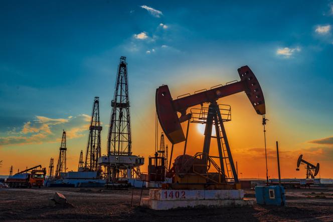 Forage pétrolier dans le désert de Gobi dans le district de Karamay, dans la région autonome du Xinjiang, en Chine, le 6 août 2024.
