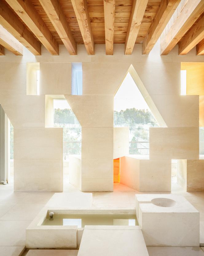 L’intérieur du pavillon d’accueil de la carrière de Fontvieille (Bouches-du-Rhône), conçu par Gilles Perraudin.