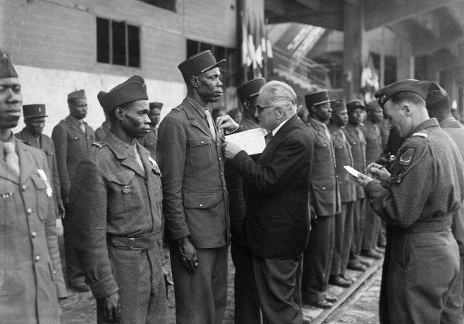 En avril 1946, à Marseille, le ministre de la France d’outremer, Marius Moutet, décore des tirailleurs africains qui se sont distingués par leur bravoure durant la seconde guerre mondiale.