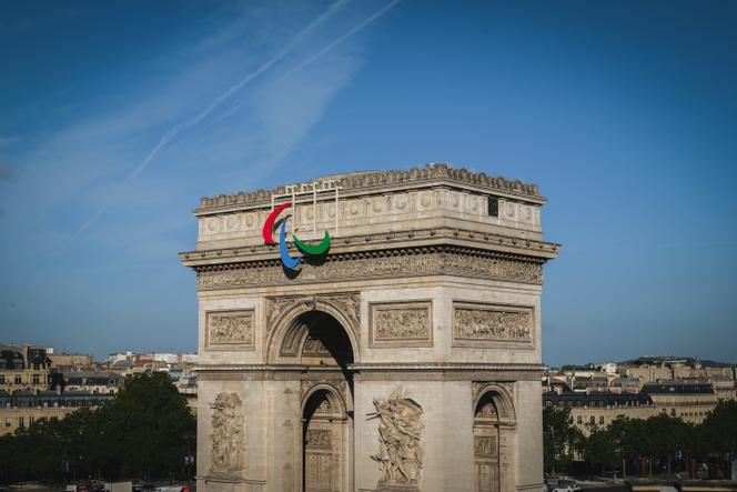 Agitos, symbole des Jeux Paralympiques, sur l'Arc de Triomphe à Paris, le 28 juin 2024.