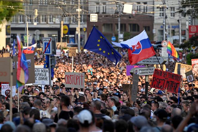 Protivládny protest proti opatreniam vlády v oblasti spravodlivosti a kultúry, Bratislava, Slovensko, 13. augusta 2024. Napísaný transparent 