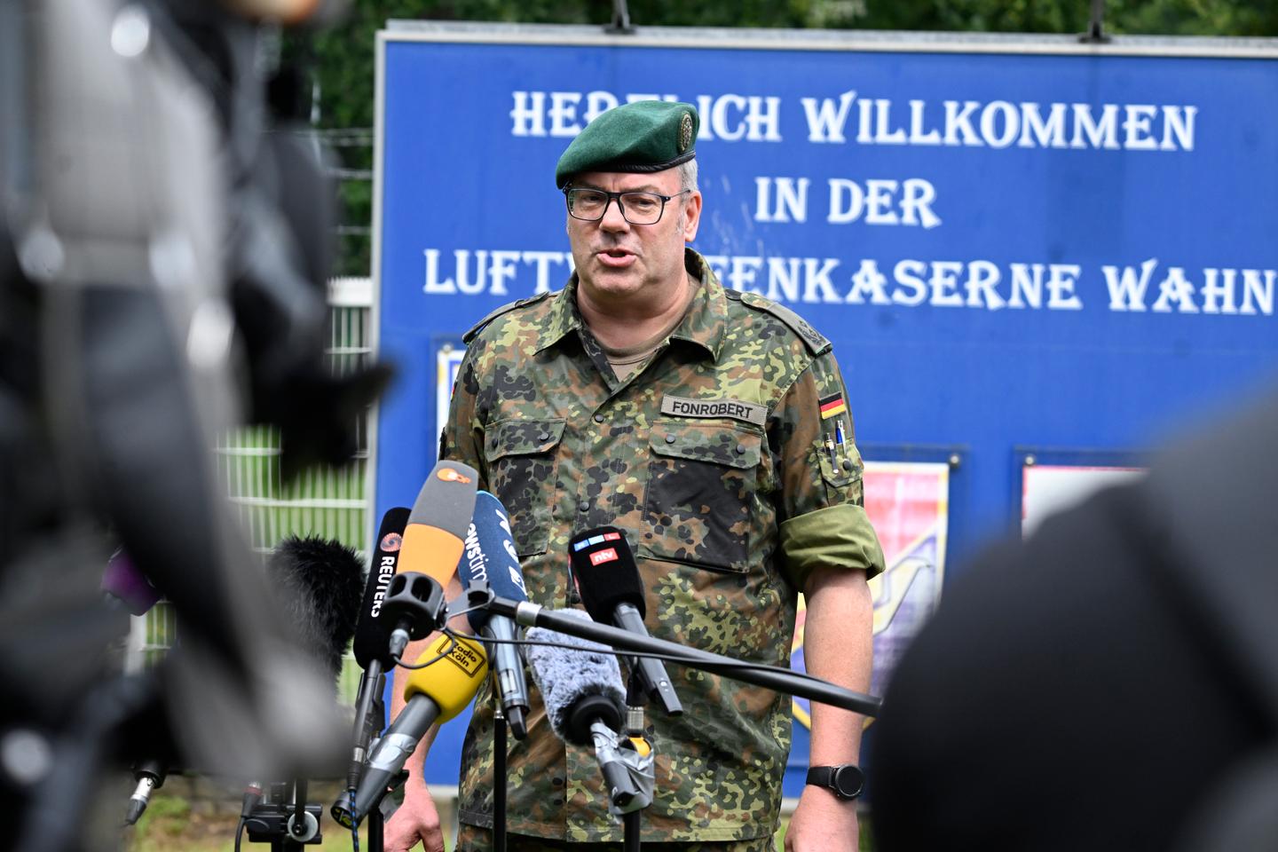 ドイツでは妨害行為の恐れから軍の空軍基地が警戒態勢にある