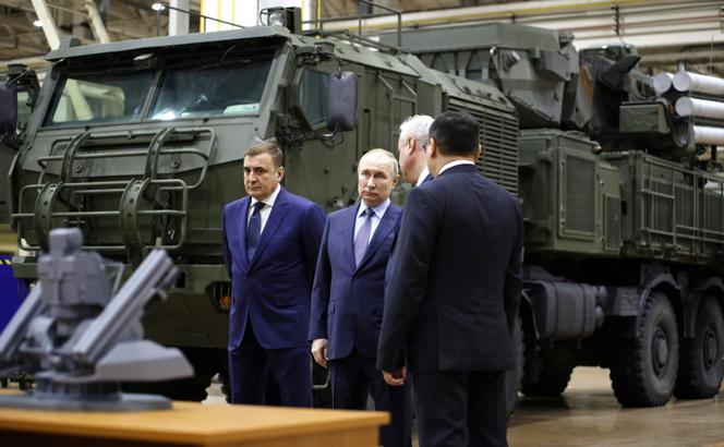 Le président russe, Vladimir Poutine (au centre), accompagné du gouverneur de la région de Toula (Russie), Alexeï Dioumine (à gauche), lors d’une visite de l’usine de défense Shcheglovsky Val, en décembre 2022.