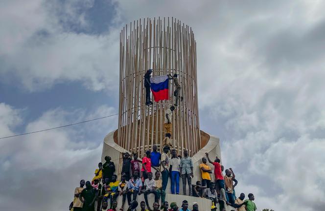 Des sympathisants de la junte au pouvoir au Niger brandissent un drapeau russe lors d’une manifestation appelée à lutter pour la liberté du pays, à Niamey, le 3 août 2023.