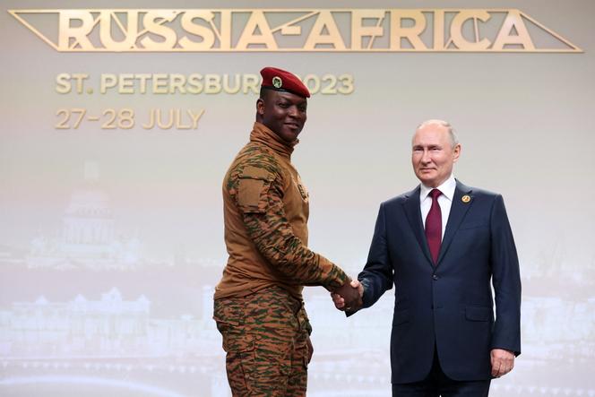 Vladimir Poutine salue le chef de la junte du Burkina Faso, le capitaine Ibrahim Traoré, lors d’une cérémonie de bienvenue au deuxième sommet Russie-Afrique, à Saint-Pétersbourg (Russie), le 27 juillet 2023.