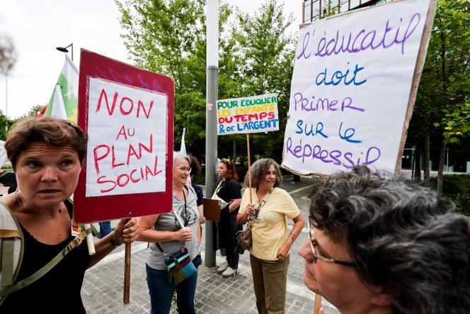 Des salariées de la Protection judiciaire de la jeunesse lors d’un rassemblement à Paris, le 14 août 2024.