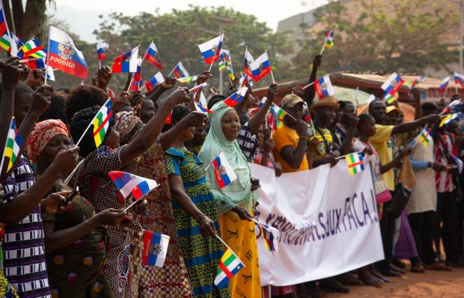 Une manifestation pro-russe à Bangui, le 23 février 2022. Une centaine de Centrafricains se sont rassemblés dans les rues de la capitale pour remercier les Russes de les avoir sauvés des rebelles et souhaiter la même chose aux habitants du Donbass.