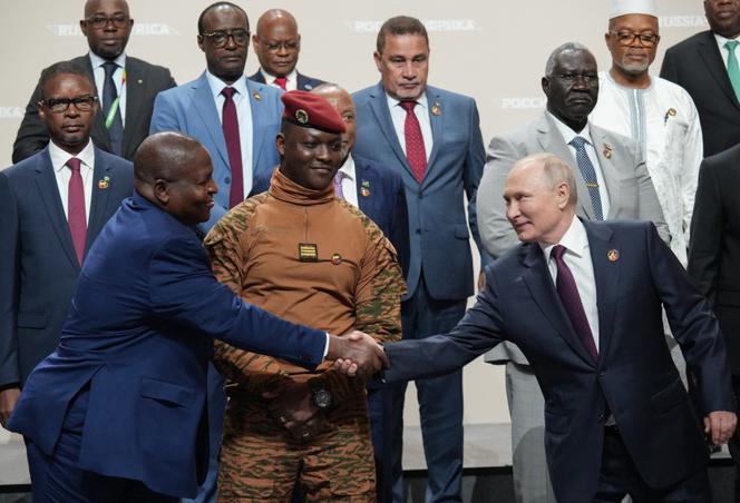 Le président russe, Vladimir Poutine, reçoit des dirigeants africains lors du deuxième sommet Russie-Afrique, à Saint-Pétersbourg (Russie), le 28 juillet 2023. Au premier plan, son homologue centrafricain, Faustin-Archange Touadéra, et Ibrahim Traoré, le chef de la junte burkinabé.
