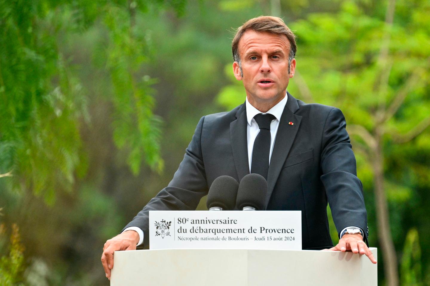 ビデオ。エマニュエル・マクロン大統領が旧フランス植民地の戦士たちに敬意を表す