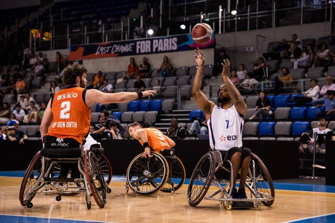20 years after Athens, the wheelchair basketball team is on the comeback trail | WN24 1 Audrey Cayol (right), during the game between France and the Netherlands on April 14, 2024 at the Paralympic qualifying tournament in Antibes (Alpes-Maritimes department).