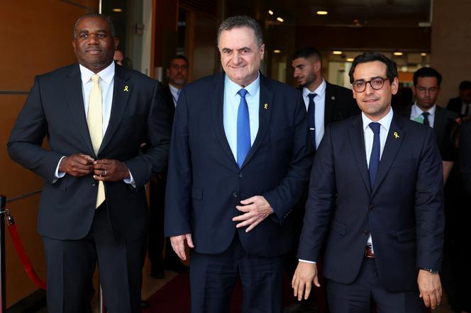 Le ministre des affaires étrangères israélien, Israël Katz (au centre), le ministre des affaires étrangères  français démissionaire (à droite), Stéphane Sejourné, et son homologue David Lammy, après une réunion à Jérusalem, le 16 août 2024.
