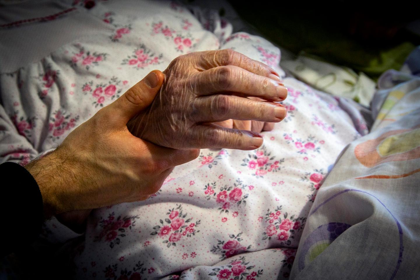 グルノーブルでは、安楽死を支持する団体の活動家2人が、90代の男性の自殺未遂後に逮捕された。