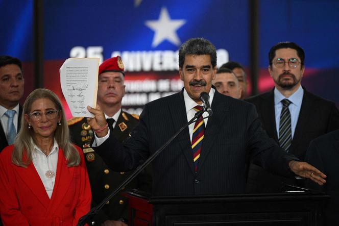 Le président vénézuélien, Nicolas Maduro, brandit les signatures de l’accord sur la reconnaissance des résultats de l’élection présidentielle, à Caracas, le 9 août 2024.