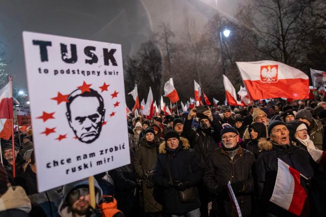 Zwolennicy Prawa i Sprawiedliwości (PiS) protestują przeciwko zainicjowanym przez rząd reformom mediów publicznych, w Warszawie, 11 stycznia 2024 r. Na banerze widniał napis: „Zmierzch to przebiegły demon. Chce dać nam rosyjski pokój. »