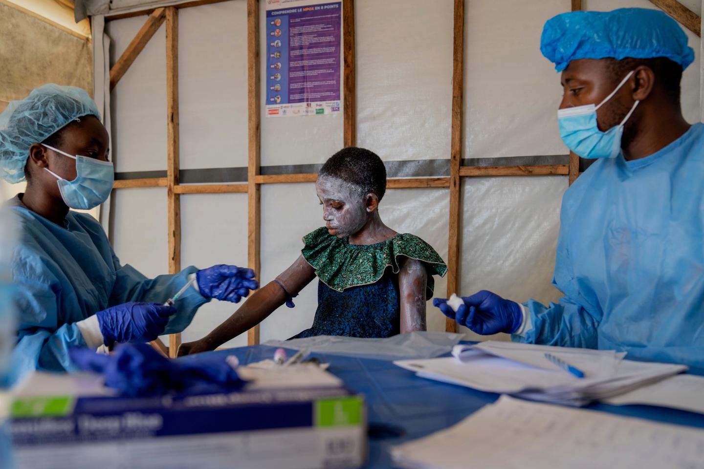 Gabriel Attal roept op tot “uiterste waakzaamheid” en kondigt de donatie van vaccins aan “aan de meest getroffen landen”