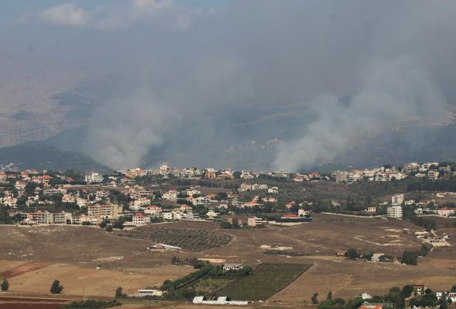 De la fumée s’élève de Kfarhamam au Liban, près de la frontière avec Israël, le 17 août 2024.