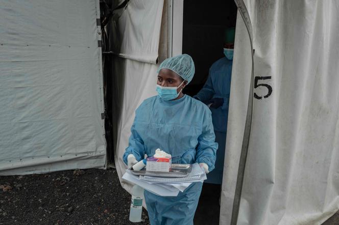 Une soignante d’un centre de traitement contre le mpox à Nyiragongo, en République démocratique du Congo, le 17 août 2024.