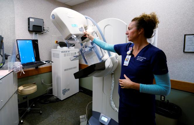 Karen Liley, responsable de l'unité de mammographie, montre une machine de mammographie 3D GE à l'hôpital adventiste de Littleton, Littleton, Colorado, le 3 mai 2016.