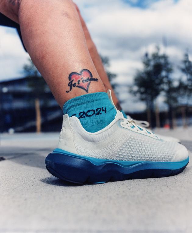 The tattoo of Doris, a Californian living in France for seven years, created by her son, a tattoo artist.