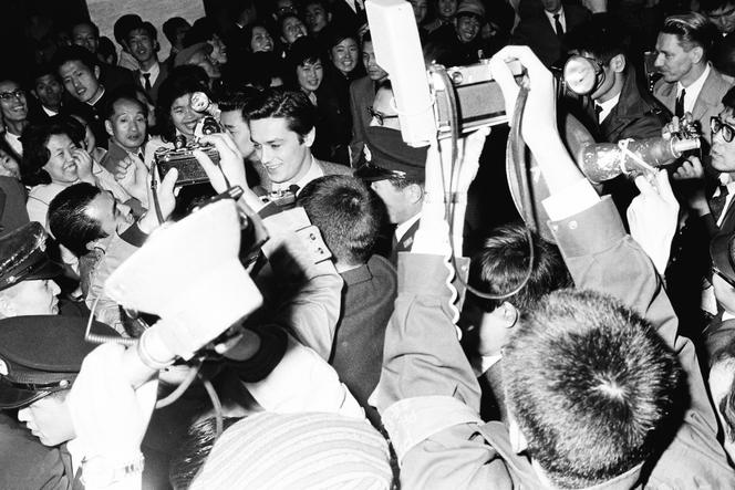     Alain Delon al suo arrivo all'aeroporto Haneda di Tokyo il 29 marzo 1963. 