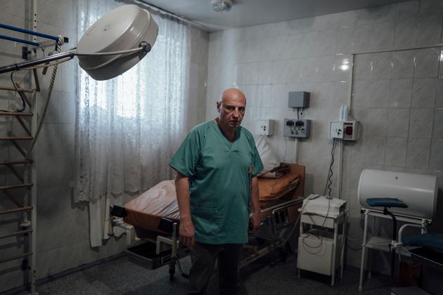 Ivan Tsyganok, directeur de la maternité de Pokrovsk (Ukraine) depuis 1998, dans la salle d’accouchement, le 18 août 2024.