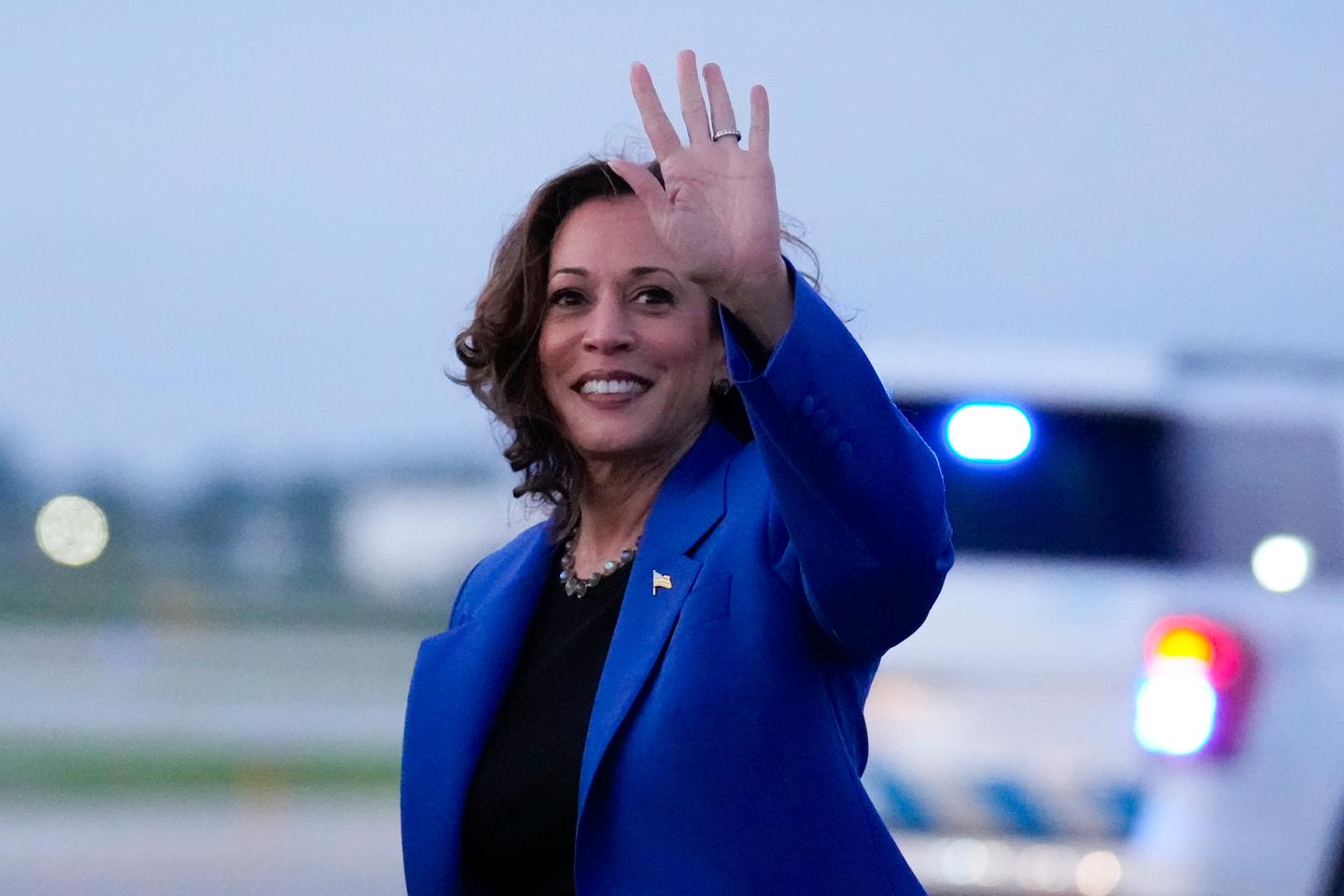 Kamala Harris touches down in Chicago for the Democratic National Convention