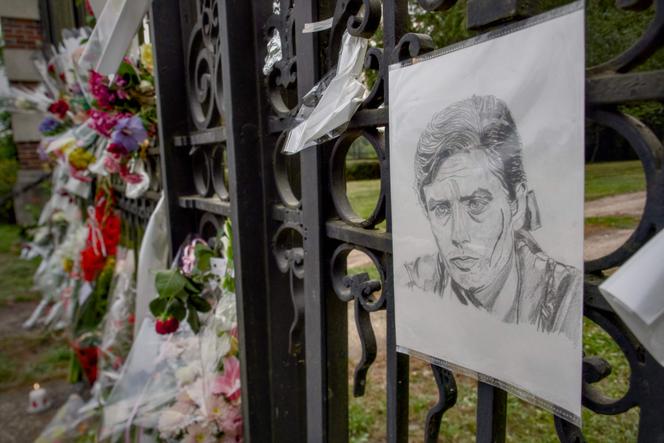 Un portrait dessiné d’Alain Delon devant l’entrée de la propriété La Brûlerie, à Douchy (Loiret), le 18 août 2024.
