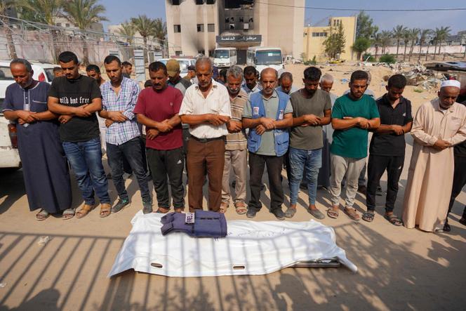 Des parents et des amis prient devant le corps du photojournaliste Ibrahim Muhareb, à Khan Younès, lundi 19 août 2024.