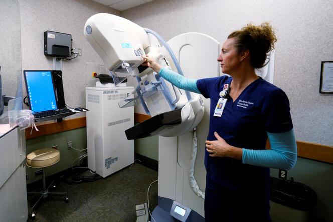 Karen Liley, responsable de l’unité de mammographie, montre un appareil de mammographie GE 3D au Littleton Adventist Hospital, à Littleton, au Colorado, le 3 mai 2016.