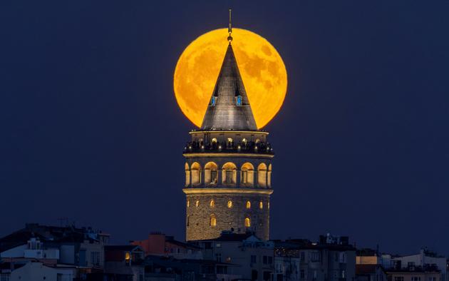 Sopra la storica Torre di Galata a Istanbul, Türkiye, il 19 agosto 2024. 