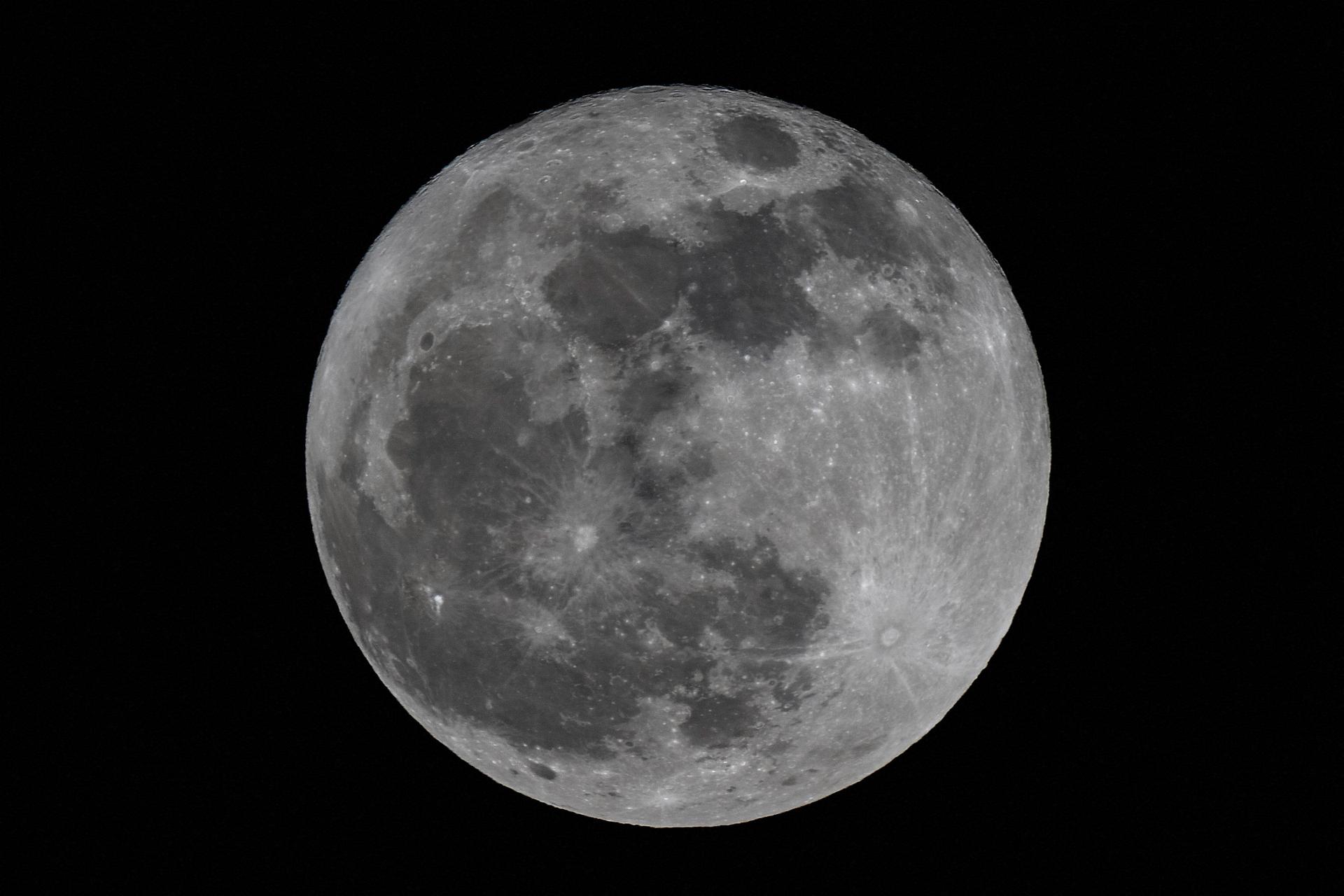 Foto maestose della luna gigante ieri sera