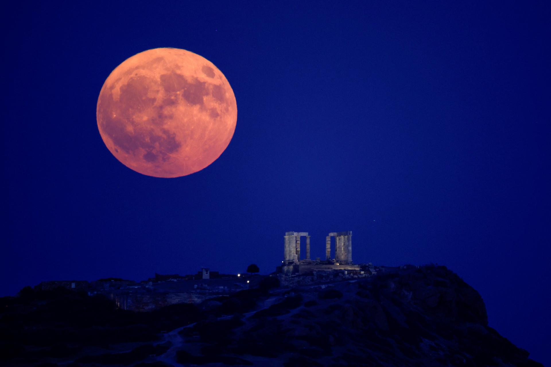 Sopra il Tempio di Poseidone a Capo Sounion vicino ad Atene, Grecia, 19 agosto 2024. 