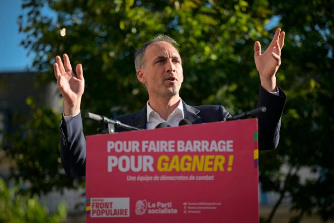 Le député européen Raphaël Glucksmann prononce un discours lors d’une visite pour soutenir la campagne d’un candidat local de la coalition de gauche « Nouveau Front Populaire » pour les élections législatives, à Rouen, dans le nord-ouest de la France, le 28 juin 2024. 