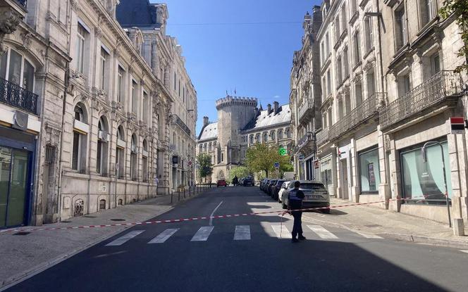 Les alentours de la mairie d’Angoulême ont été sécurisés par les forces de l’ordre, mercredi à la mi-journée, après l’intrusion d’un homme dans les bureaux municipaux.