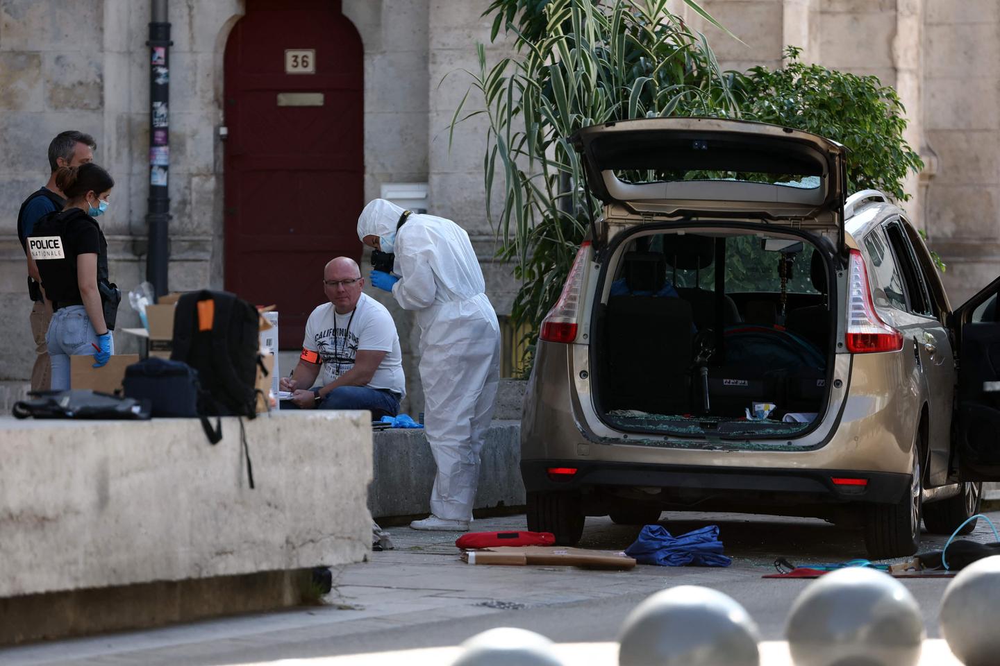 Police shoot man who set fire at French town hall