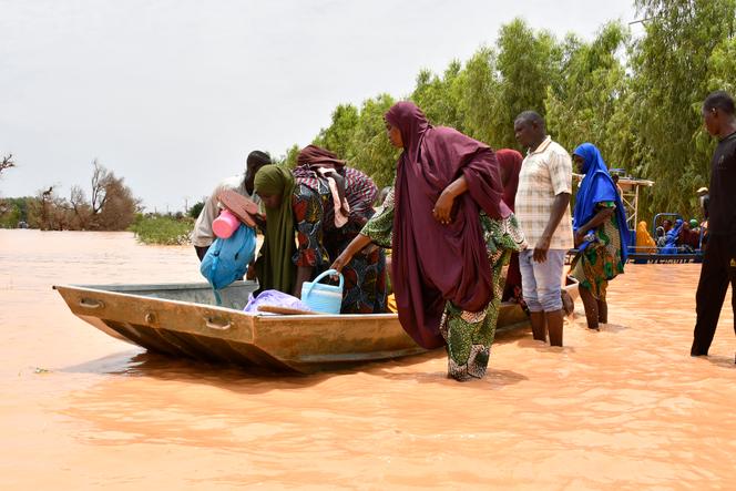 Police boats are used to evacuate people after heavy rain damaged National Road 25, which links the Nigerian capital Niamey to Tillaberi and Dahua provinces in western Niger, on August 20, 2024. 