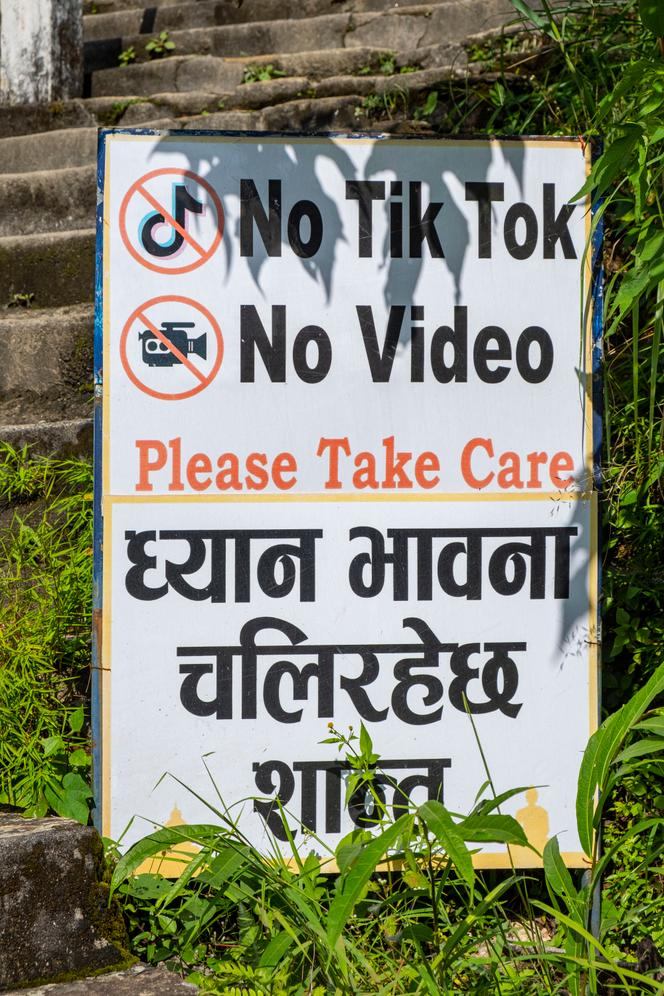 Pagode de la Paix, « pas de Tik-Tok, pas de vidéo », à Pokhara,  au Népal, le 14 octobre 2022.