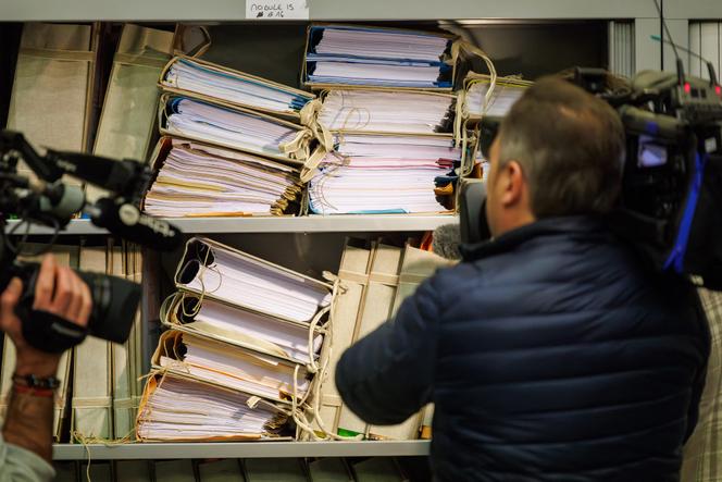 Dossiers d’enquête et de preuves dans la salle d’audience, lors du premier jour du procès de Sky ECC, à Bruxelles, Belgique, le 18 décembre 2023.