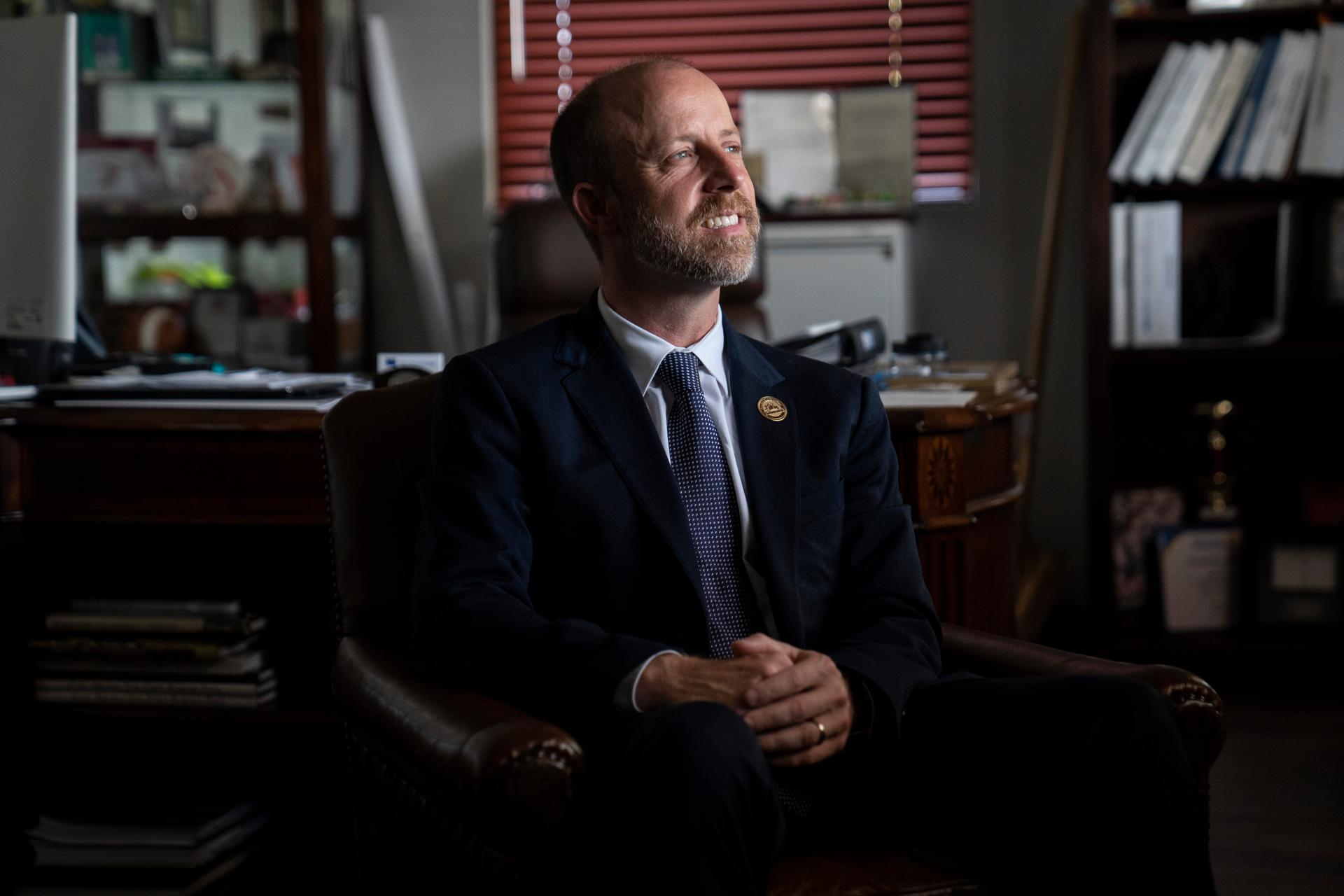 John Cowen, le maire de Brownsville (Texas), dans son bureau, le 21 août 2024.