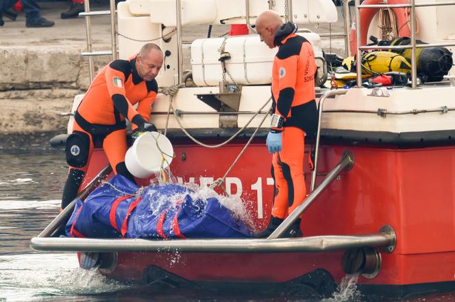 Ιταλοί δύτες επαναφέρουν τη σορό ενός από τα θύματα της βύθισης του superyacht «Bayersian», στο Porticello της Σικελίας, στις 22 Αυγούστου 2024.