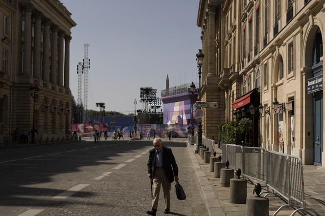 Une rue fermée à la circulation à proximité de la Place de la Concorde, à Paris, le 22 août 2024.