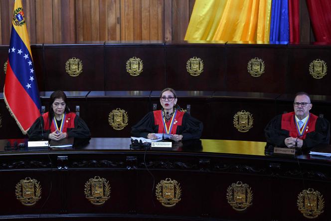 Prezes Sądu Najwyższego Wenezueli Carisilia Rodriguez wygłasza ogłoszenie Sądu Najwyższego dotyczące wyborów prezydenckich w Caracas, 10 sierpnia 2024 r.