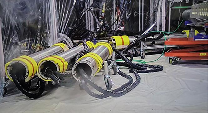 Buiselementen die een telescopisch apparaat vormen dat wordt gebruikt om radioactief puin te verwijderen, bij de kerncentrale van Fukushima (Japan), 22 augustus 2024.